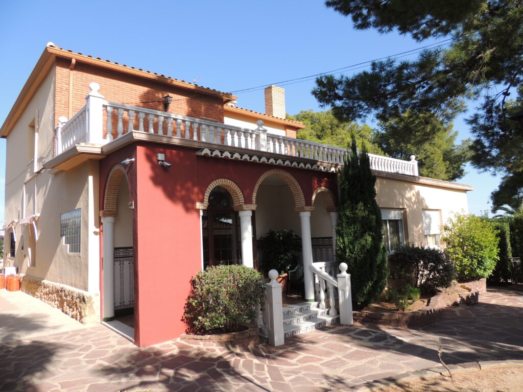 Fachada interna residencia San Joaquin y Santa Ana en Torrent