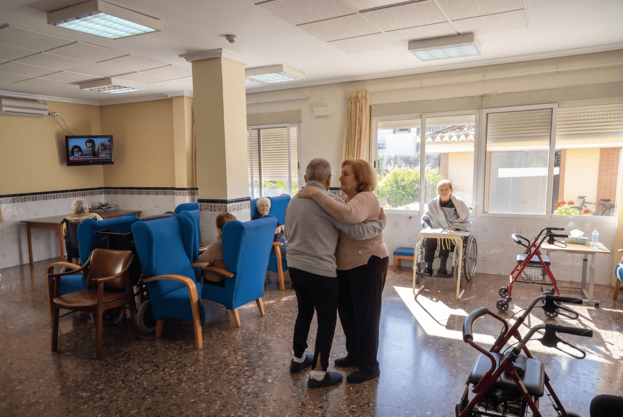 Ancianos bailando en residencia san joaquin y santa ana